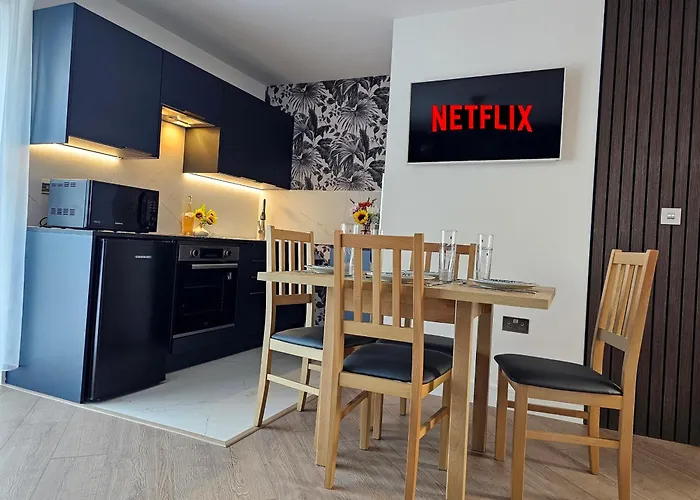 Trinity- New Modern Apartment With Free On Road Parking