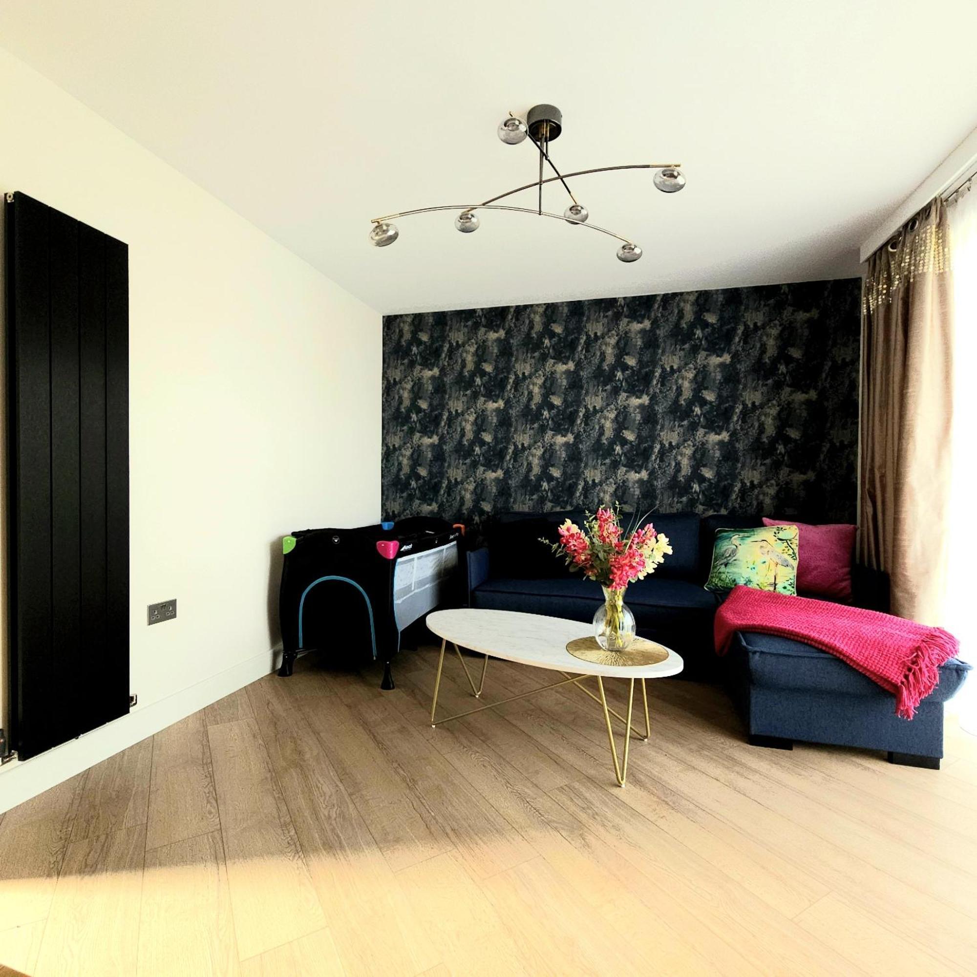 Trinity- New Modern With Free On Road Parking
