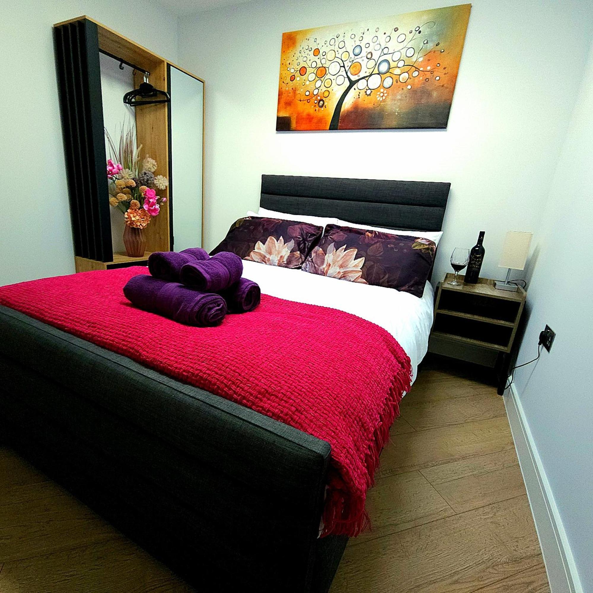 Trinity- New Modern With Free On Road Parking