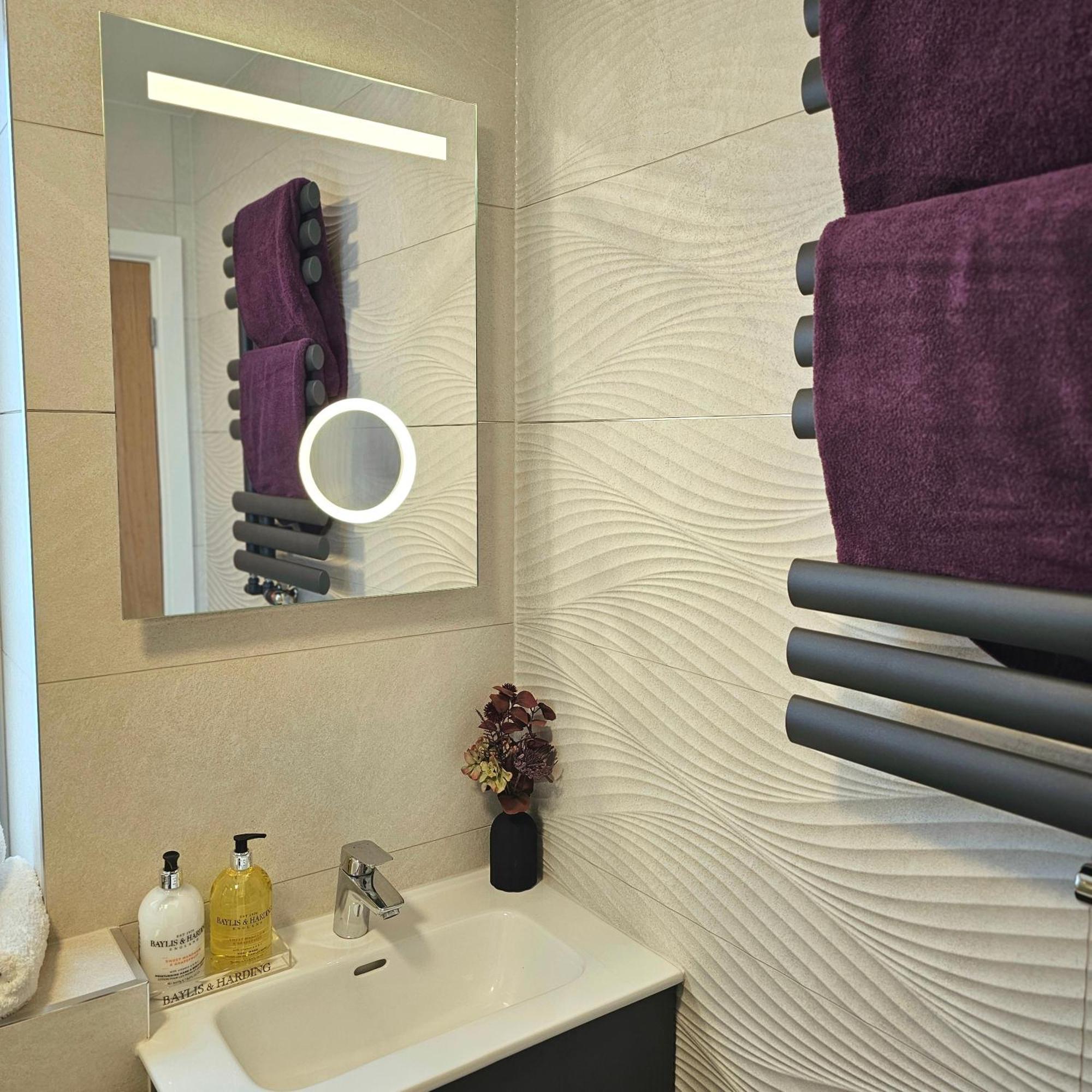 Apartment Trinity- New Modern With Free On Road Parking *