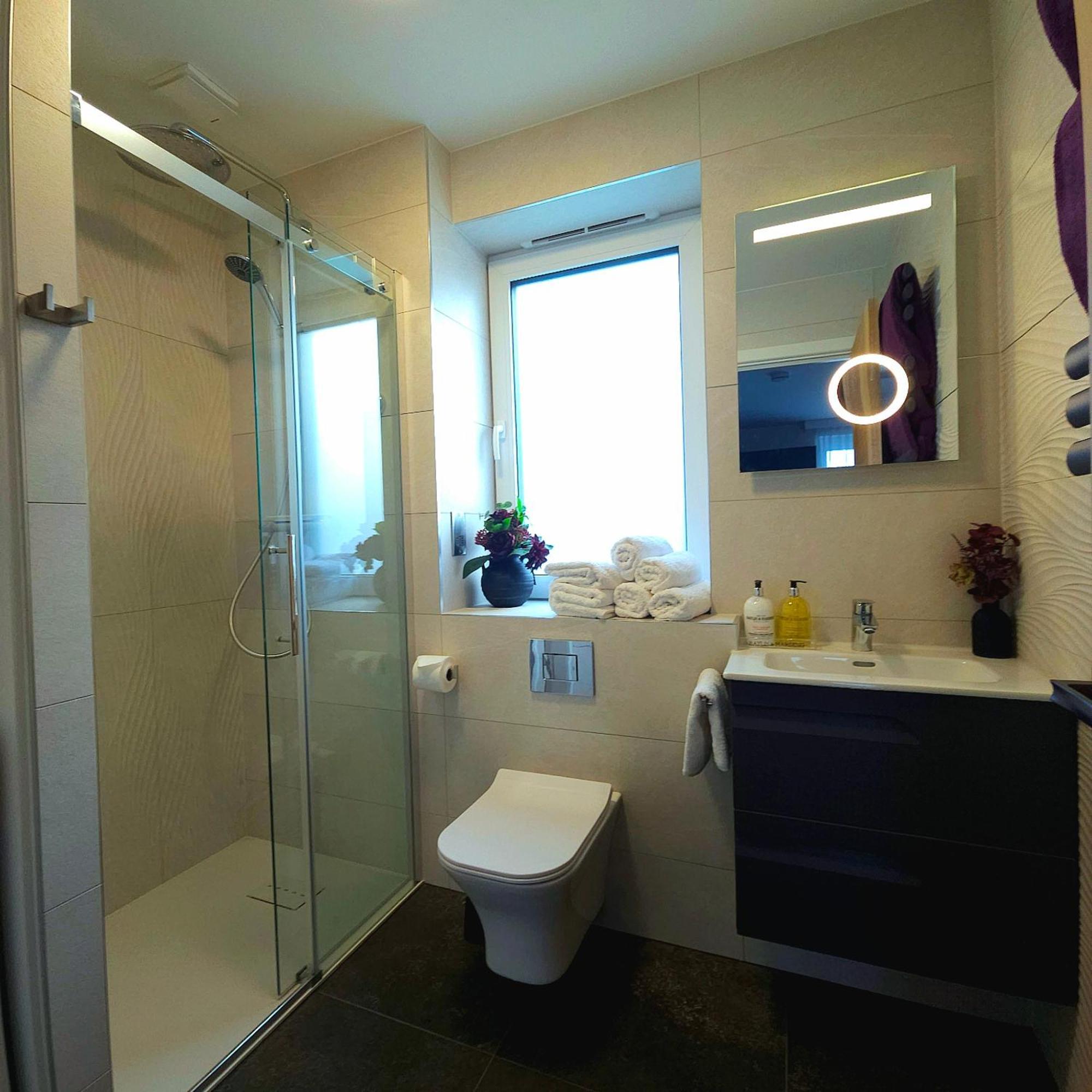 Trinity- New Modern With Free On Road Parking *