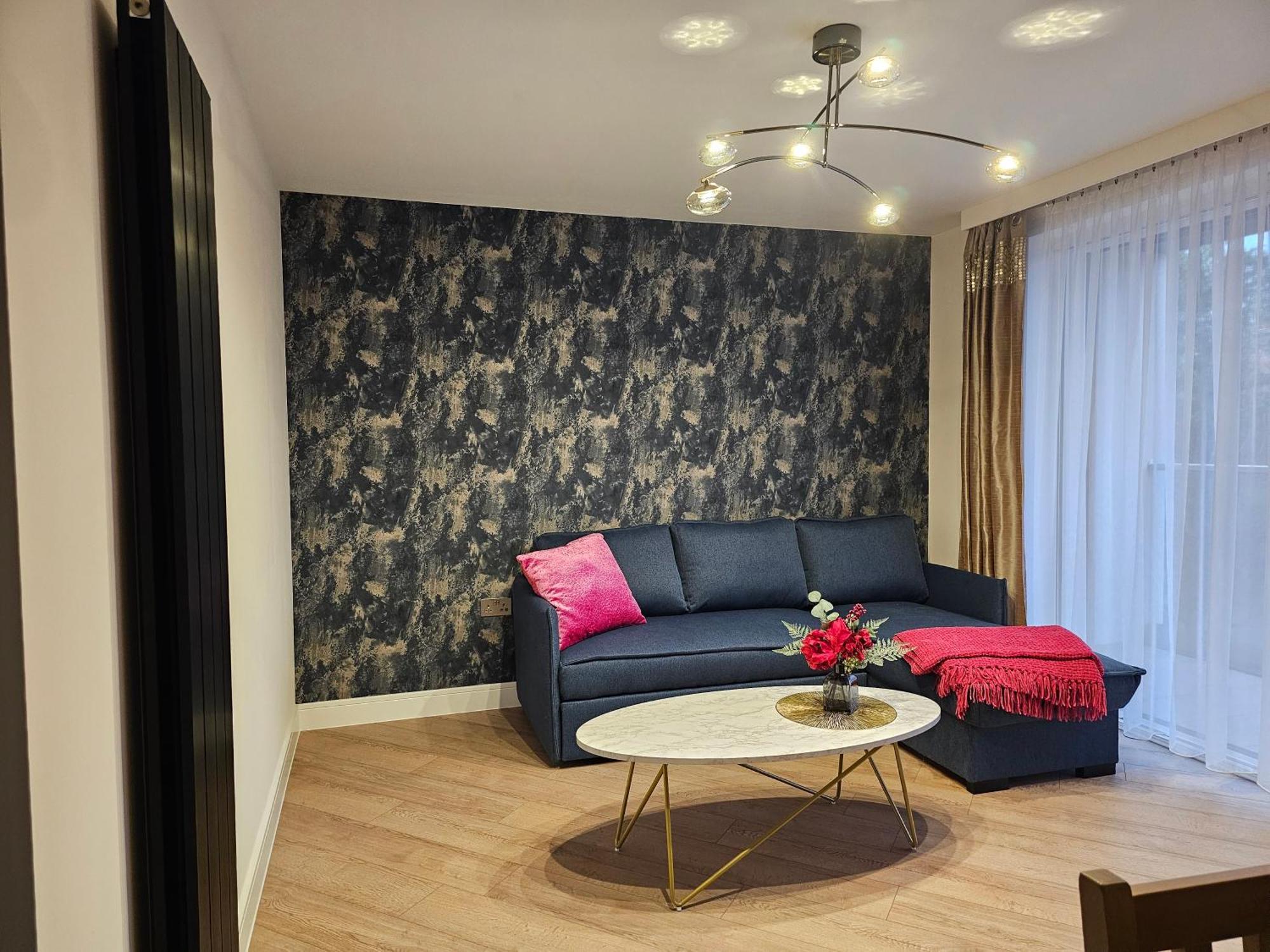 Apartment Trinity- New Modern With Free On Road Parking