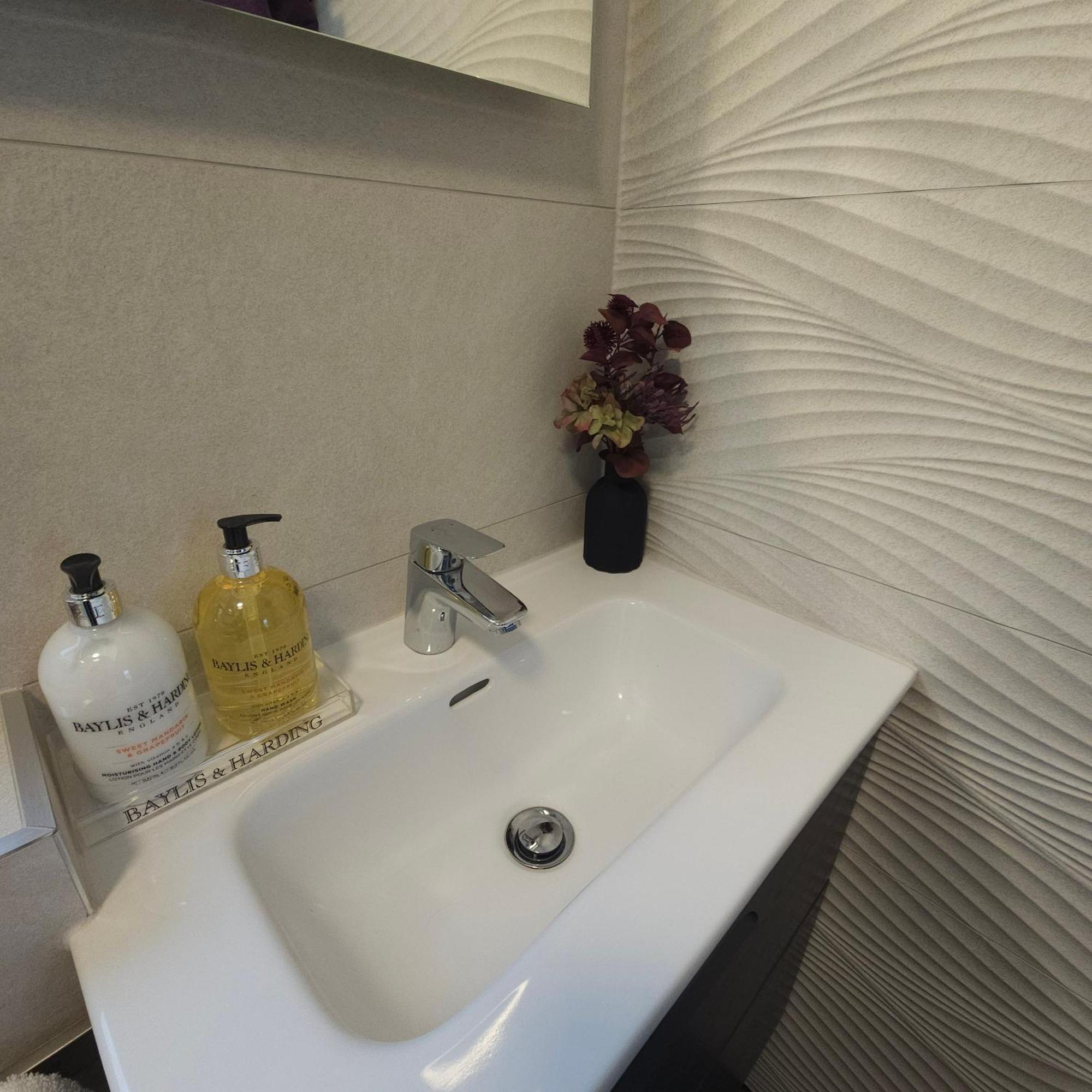 Trinity- New Modern With Free On Road Parking Apartment