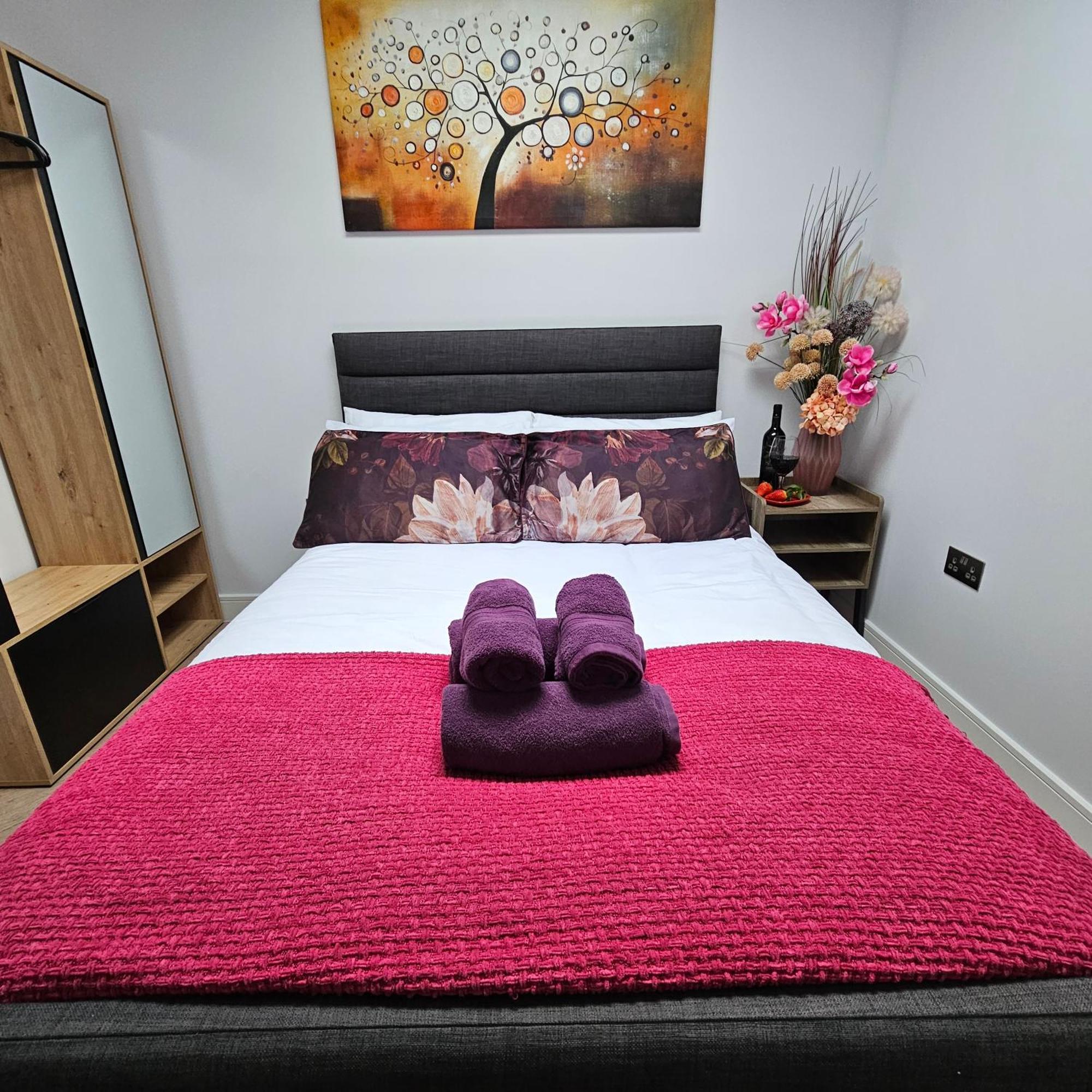 Apartment Trinity- New Modern With Free On Road Parking *