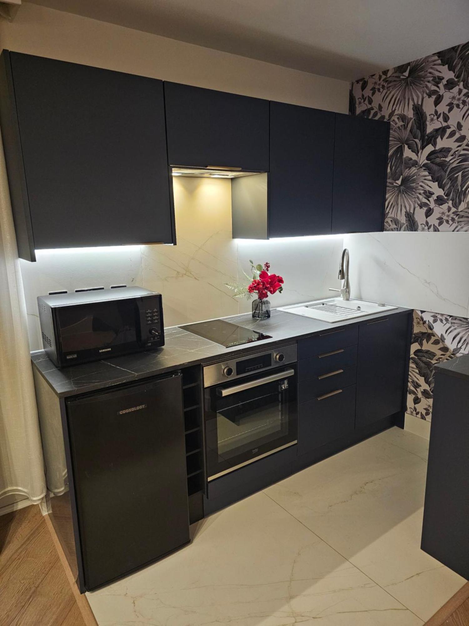 Trinity- New Modern With Free On Road Parking